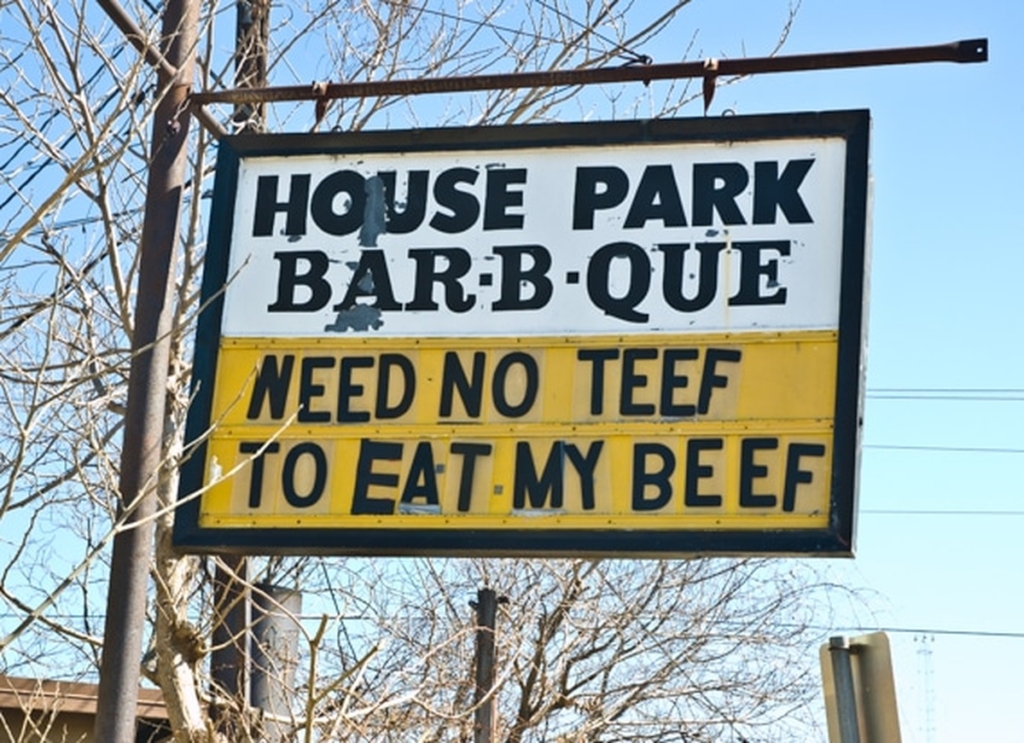 Vintage House Park Bar-B-Que sign that says "Need No Teef To Eat My Beef" in reference to smoked brisket.