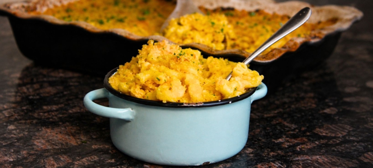 Smoked mac and cheese in a blue bowl