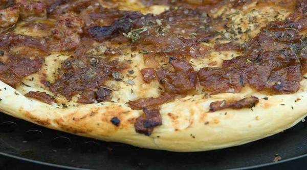 caramelized onion pizza