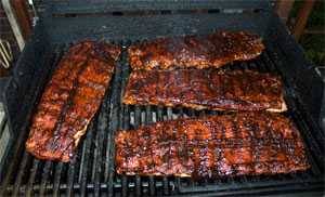 Sizzling the sauce on ribs in a gas grill