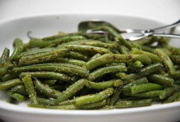 green beans in a white dish
