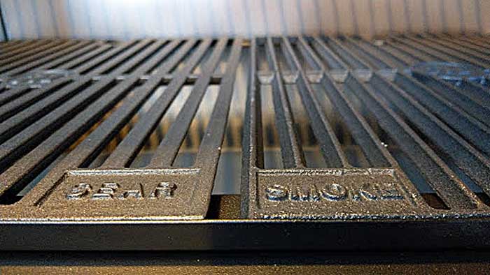 Masterbuilt Gravity Series 560 cooking grates close up