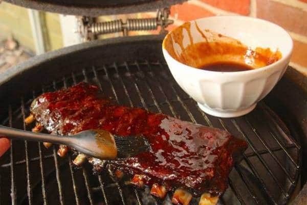saucing smoked bbq ribs