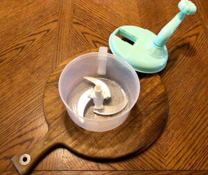 Manual food chopper