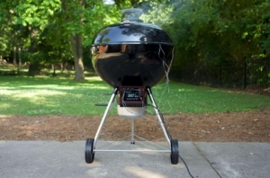 Spider thermostatic control installed on kettle charcoal grill.
