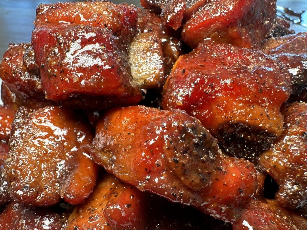 Smoked and sauced pork riblets